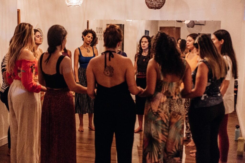 Faça parte do círculo de mulheres, espaços de escuta, partilha e acolhimento, onde diferentes trajetórias femininas se encontram enquanto possibilidade de fortalecimento mútuo.